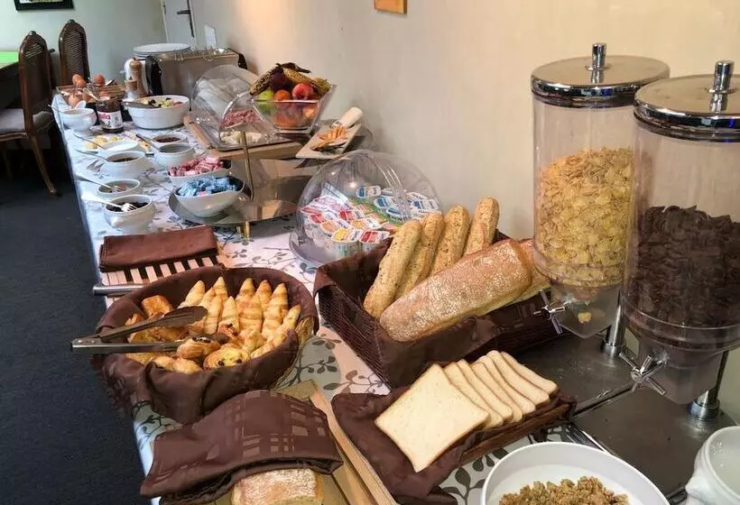 Отель Auberge Saint Thegonnec