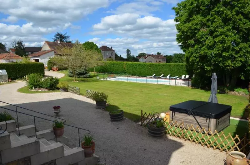 Отель Hôtel Restaurant Du Cheval Blanc