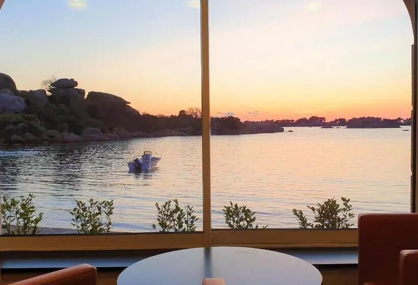 ホテル Logis Hôtel Saint Guirec Et De La Plage