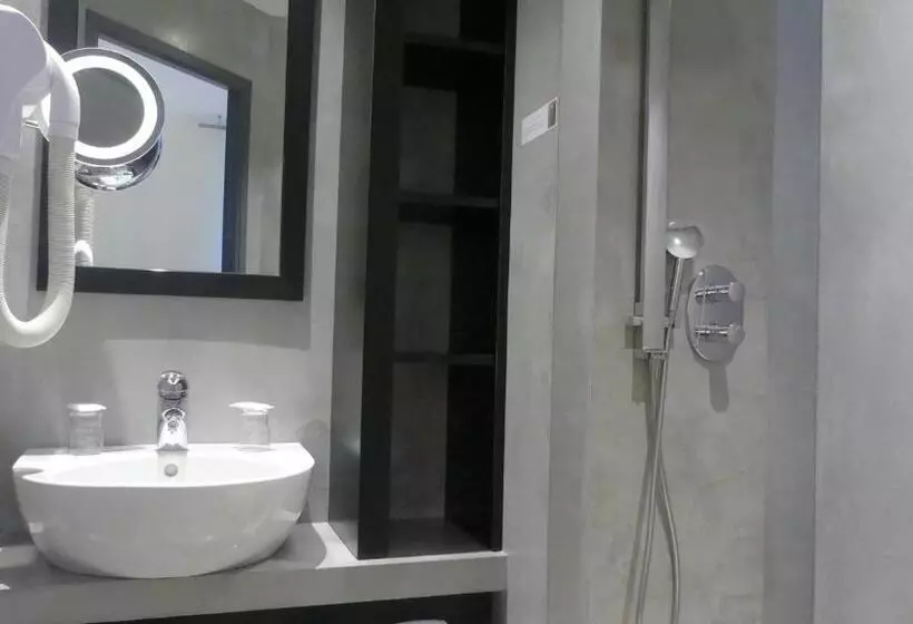ホテル Logis Hôtel Saint Guirec Et De La Plage