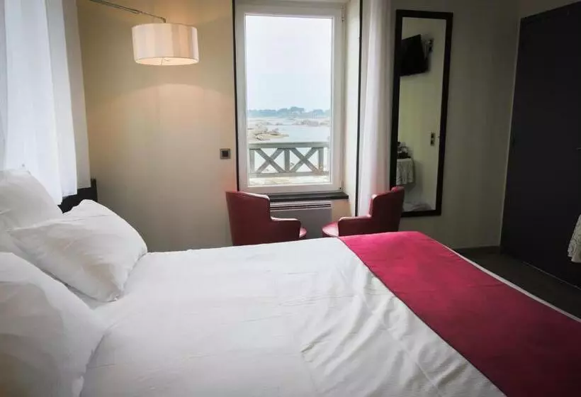 ホテル Logis Hôtel Saint Guirec Et De La Plage