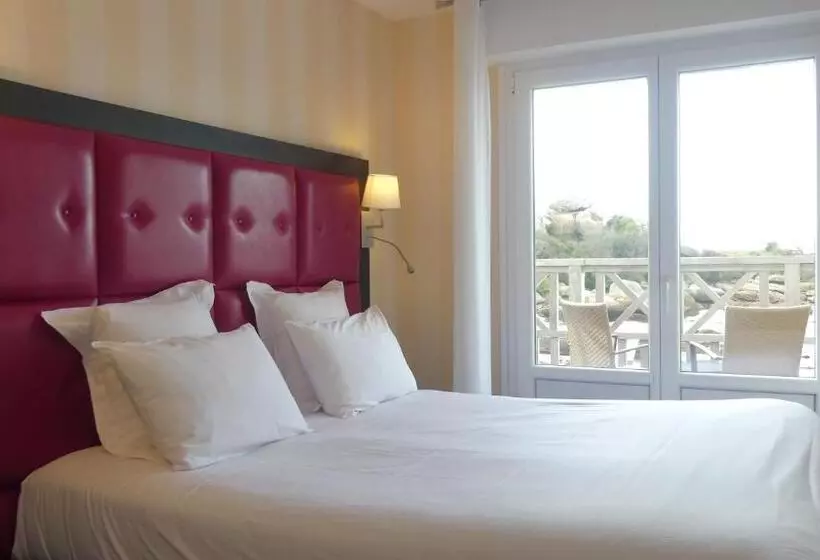 ホテル Logis Hôtel Saint Guirec Et De La Plage