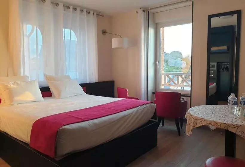 ホテル Logis Hôtel Saint Guirec Et De La Plage