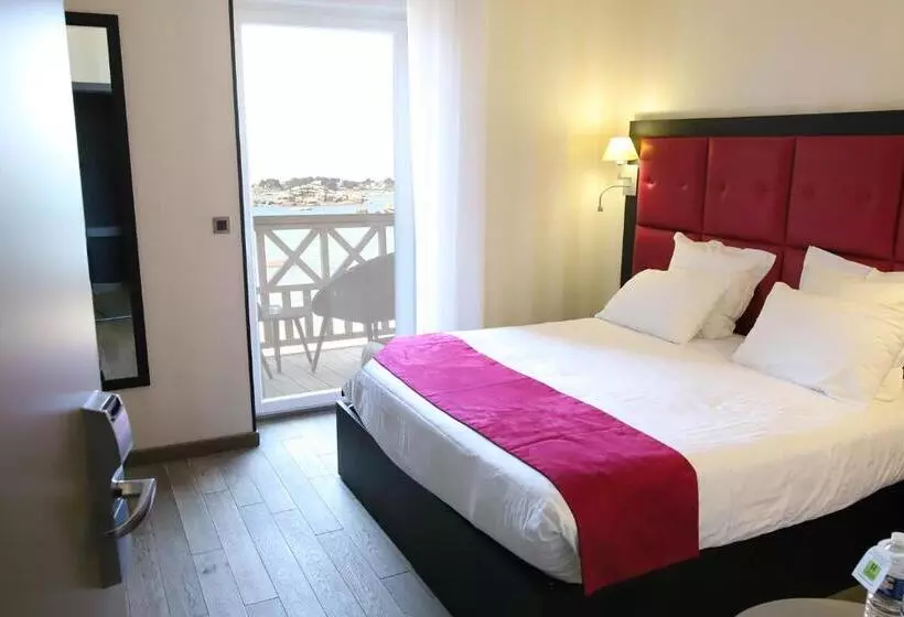 ホテル Logis Hôtel Saint Guirec Et De La Plage