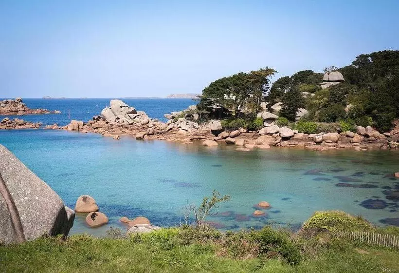 ホテル Logis Hôtel Saint Guirec Et De La Plage