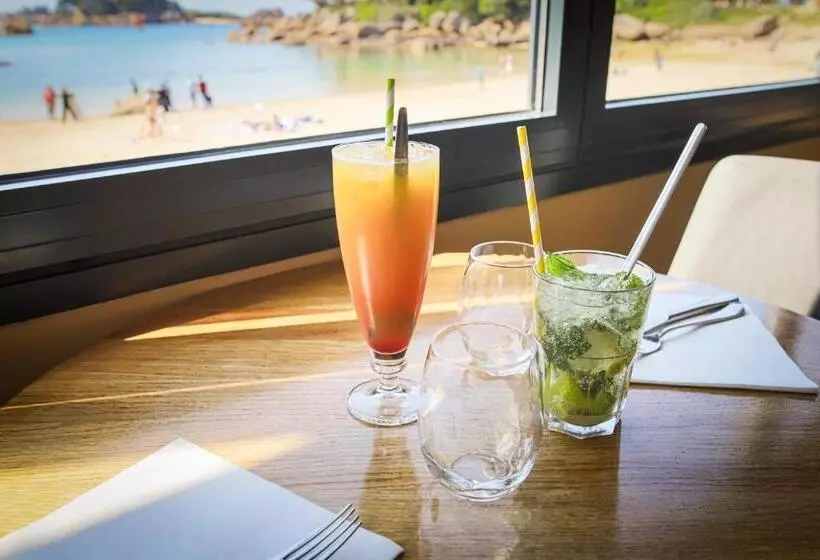ホテル Logis Hôtel Saint Guirec Et De La Plage