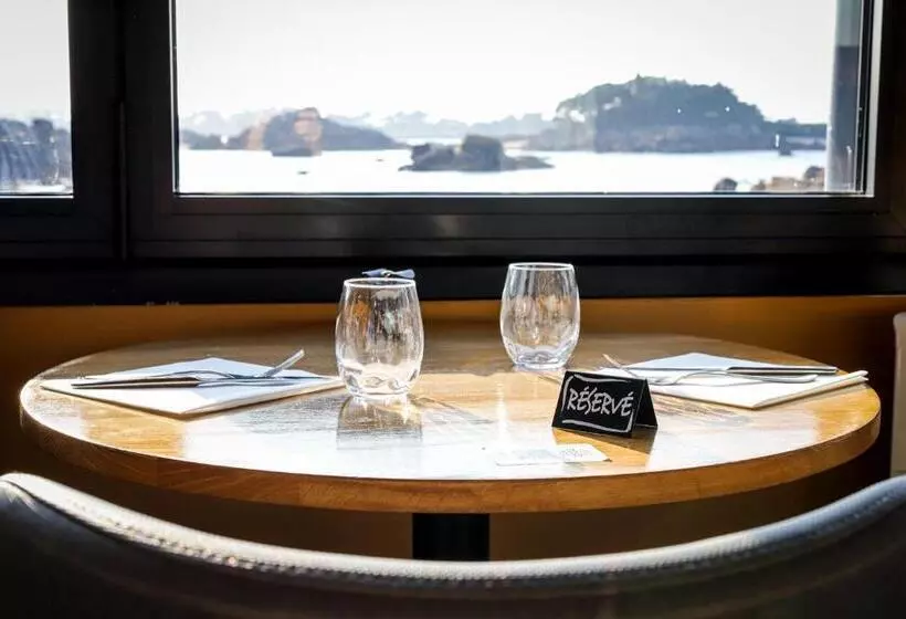 ホテル Logis Hôtel Saint Guirec Et De La Plage