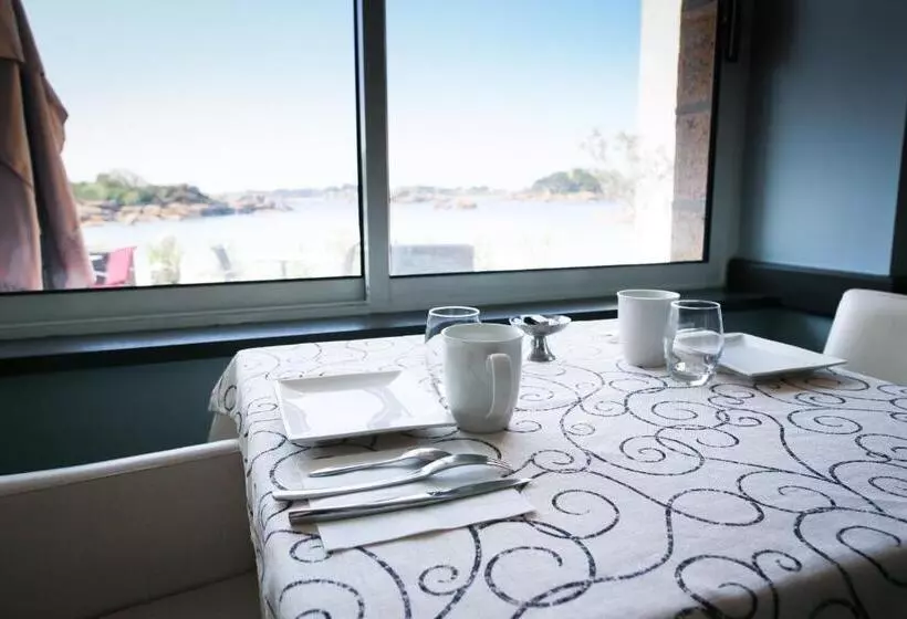 ホテル Logis Hôtel Saint Guirec Et De La Plage