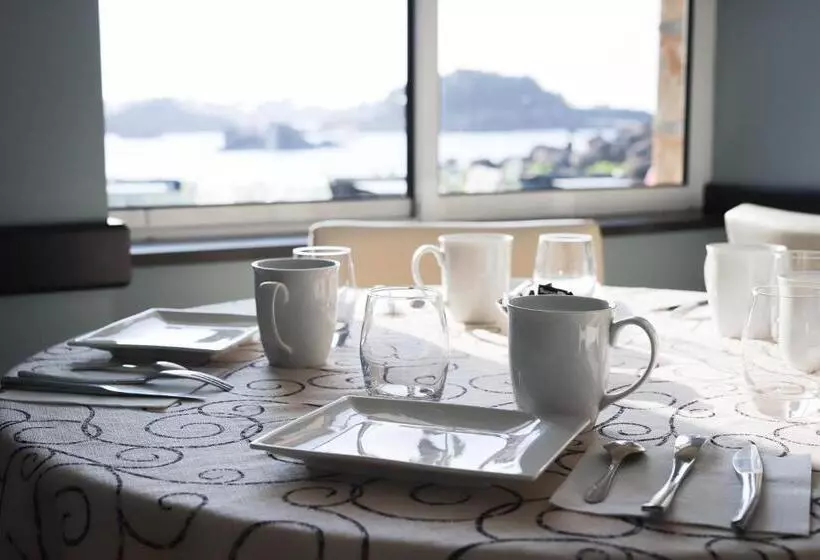 ホテル Logis Hôtel Saint Guirec Et De La Plage
