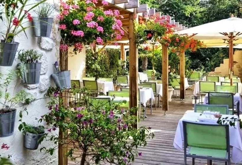 Logis Hôtels Le Pont Bernet Hotel 2 étoiles Et Restaurant