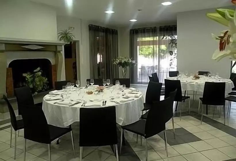 Logis Hôtels Le Pont Bernet Hotel 2 étoiles Et Restaurant