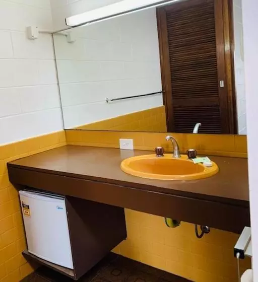 Caledonian Hotel Motel