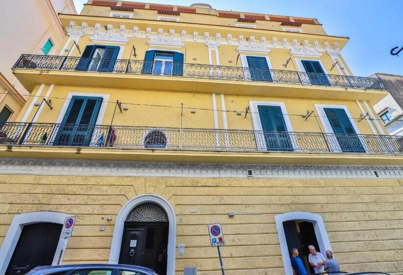 بنسيون Della Monica Rooms