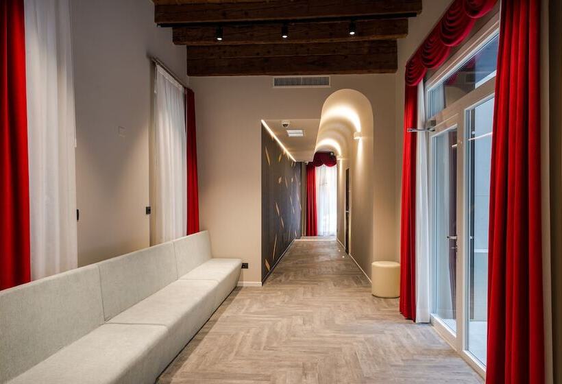 پانسیون Theatrum Rooms And Suite