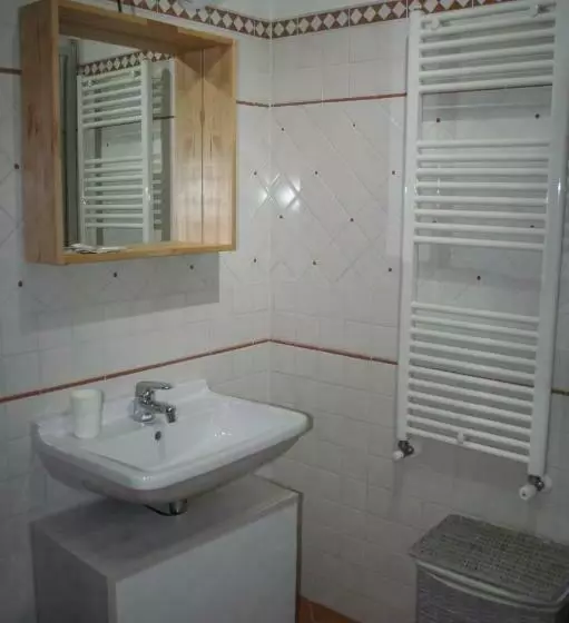 تختخواب و صبحانه Diana E Atteone