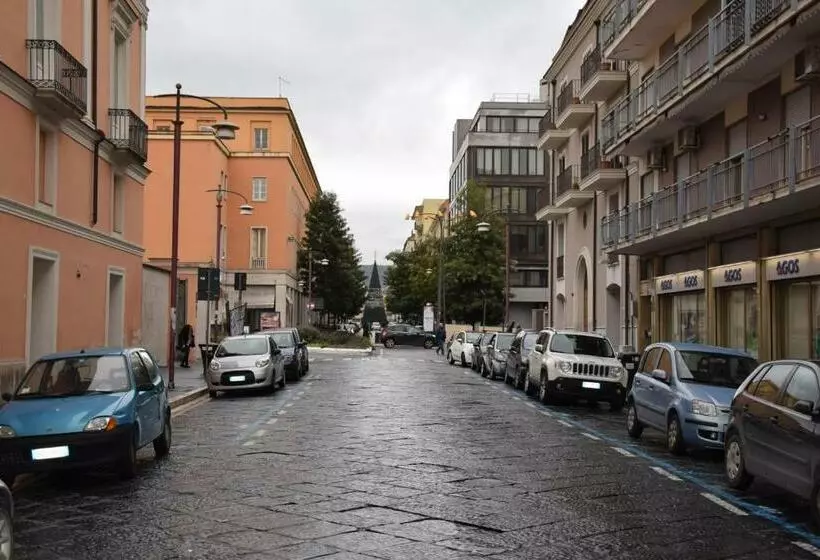 تختخواب و صبحانه Diana E Atteone