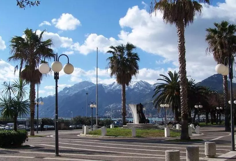 تختخواب و صبحانه Sole E Mare