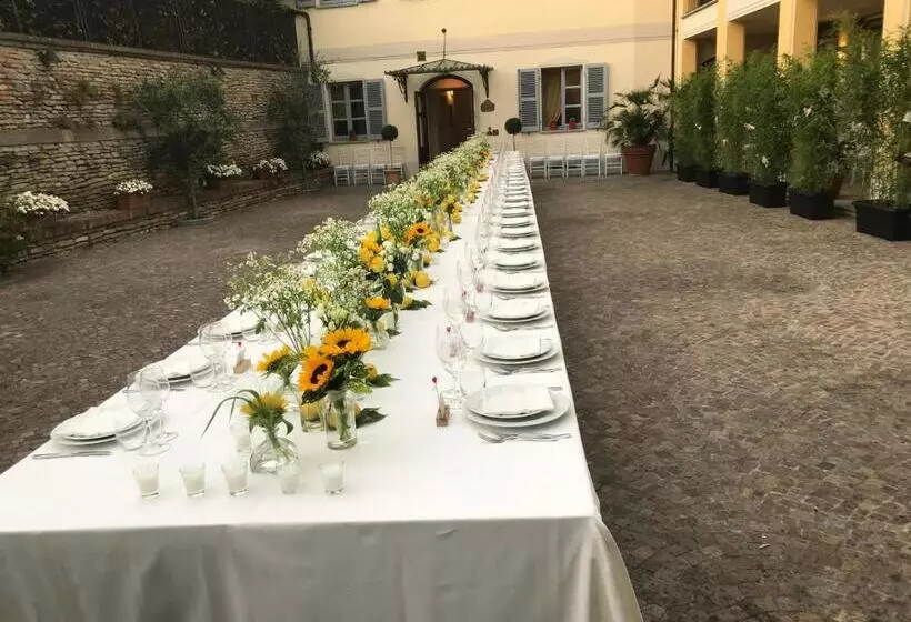 Отель Albergo Castiglione Langhe