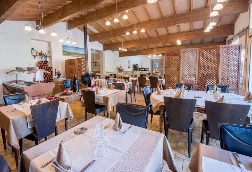 Отель Logis Hôtels Hôtel Et Restaurant Les Voyageurs