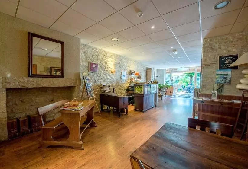 Отель Logis Hôtels Hôtel Et Restaurant Les Voyageurs