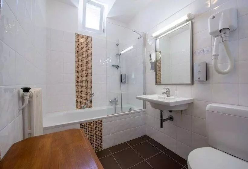 Отель Logis Hôtels Hôtel Et Restaurant Les Voyageurs