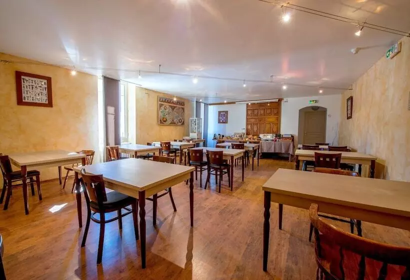 Отель Logis Hôtels Hôtel Et Restaurant Les Voyageurs