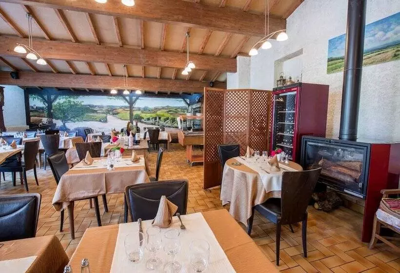 Отель Logis Hôtels Hôtel Et Restaurant Les Voyageurs