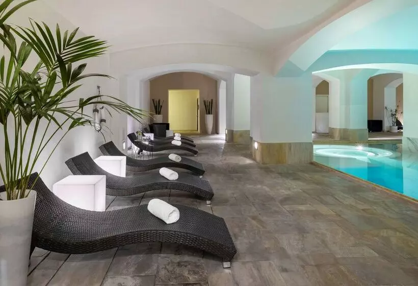 هتل NH Collection Prague Carlo Iv