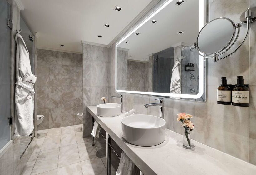 هتل NH Collection Prague Carlo Iv