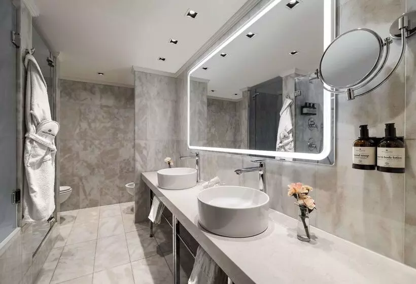 هتل NH Collection Prague Carlo Iv