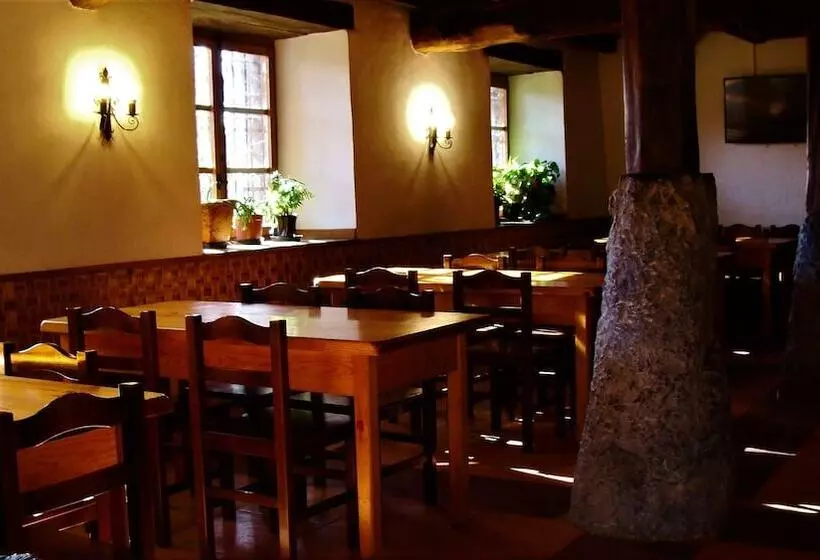 Albergue Rural Mandoia   Hostel