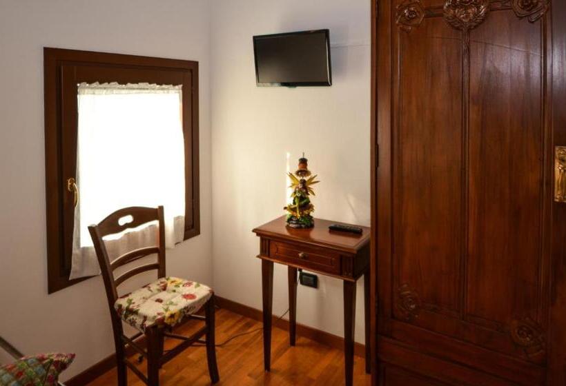 ベッドアンドブレックファースト Chiaro Di Luna