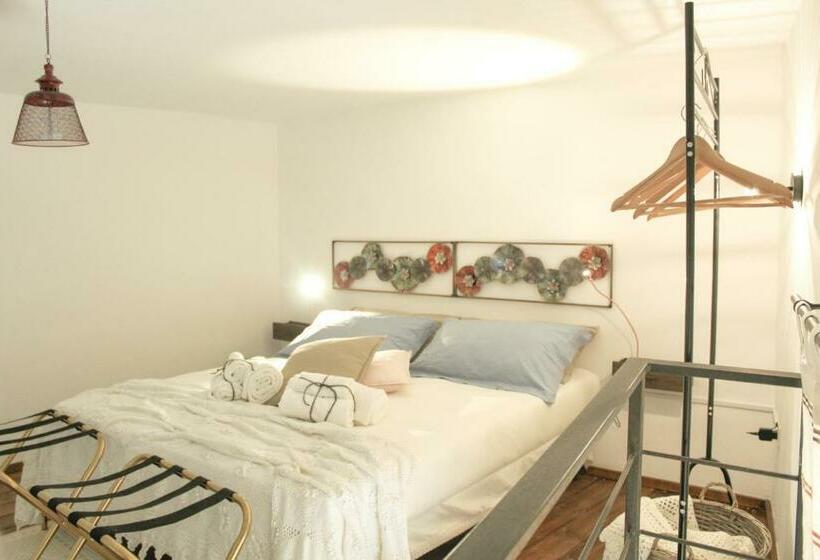 تختخواب و صبحانه Li Suluri