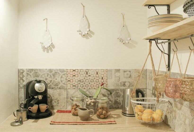 تختخواب و صبحانه Li Suluri