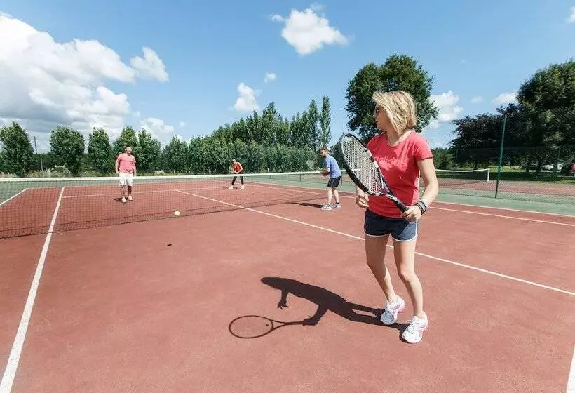 هتل Les Ormes Domaine Et Resort