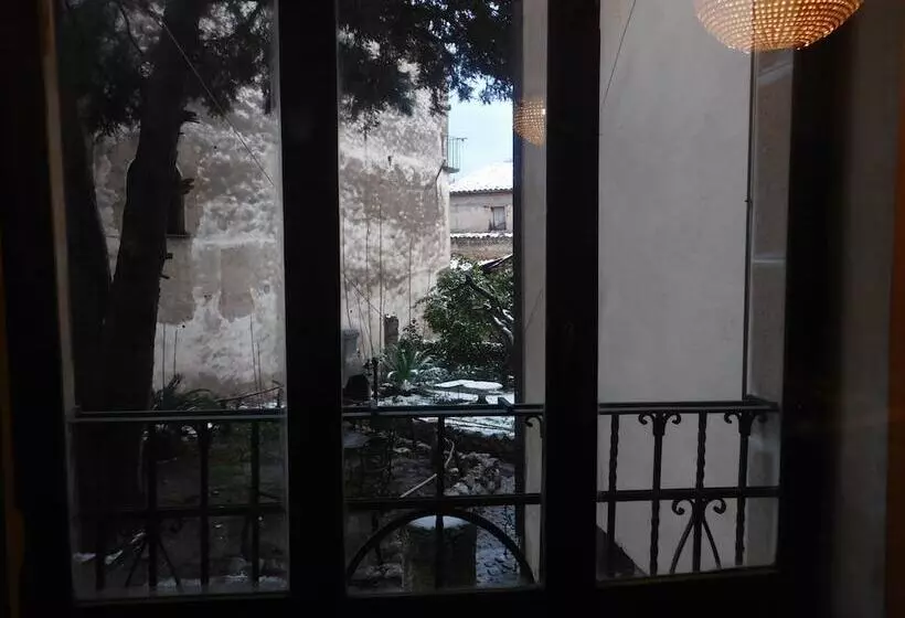 تختخواب و صبحانه Old Garden