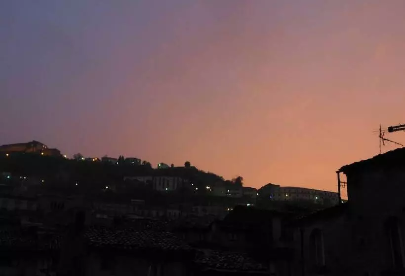 تختخواب و صبحانه Old Garden