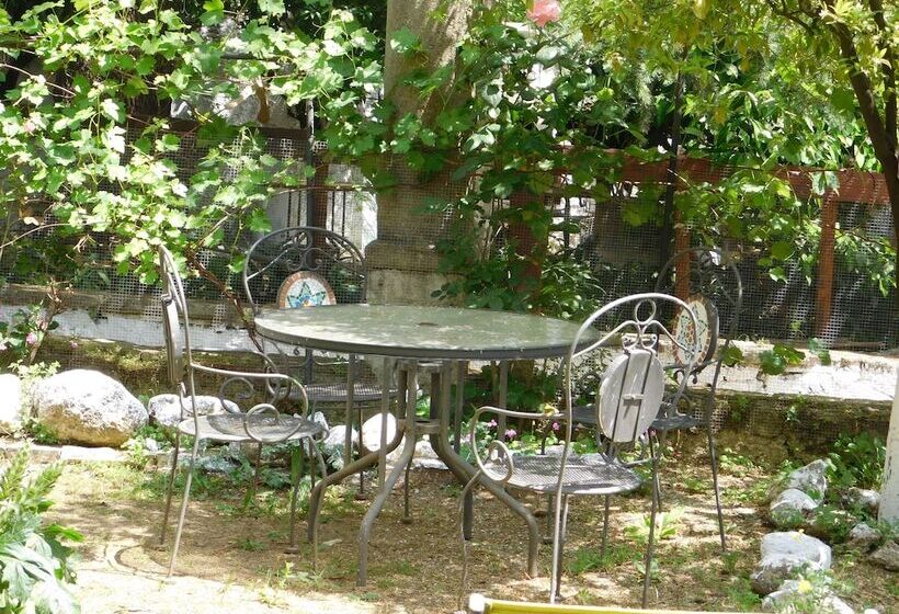 تختخواب و صبحانه Old Garden