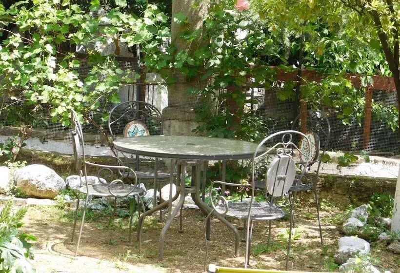 تختخواب و صبحانه Old Garden