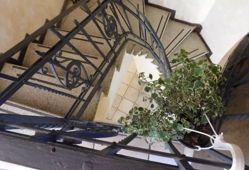 تختخواب و صبحانه Old Garden