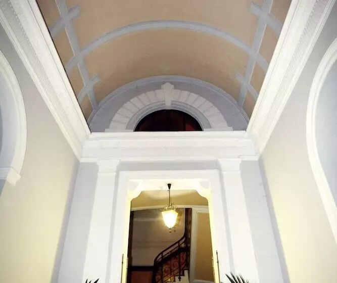 تختخواب و صبحانه Rest And Go