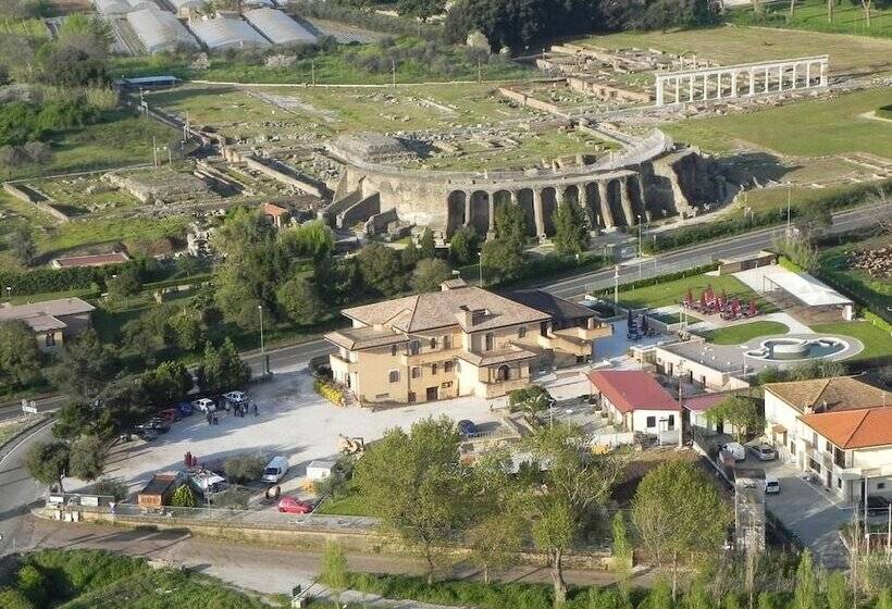 فندق Albergo Teatro Romano