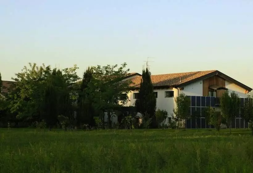 Maaseutuhotelli Bio Agriturismo Tirtha