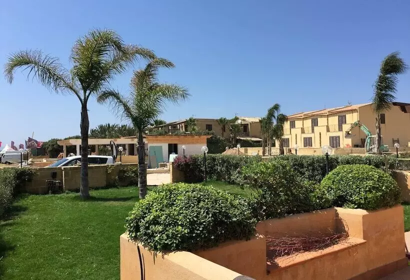 Hostelli Herons Bay Resort