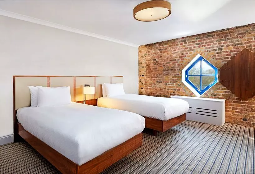 Отель Doubletree By Hilton London Docklands Riverside