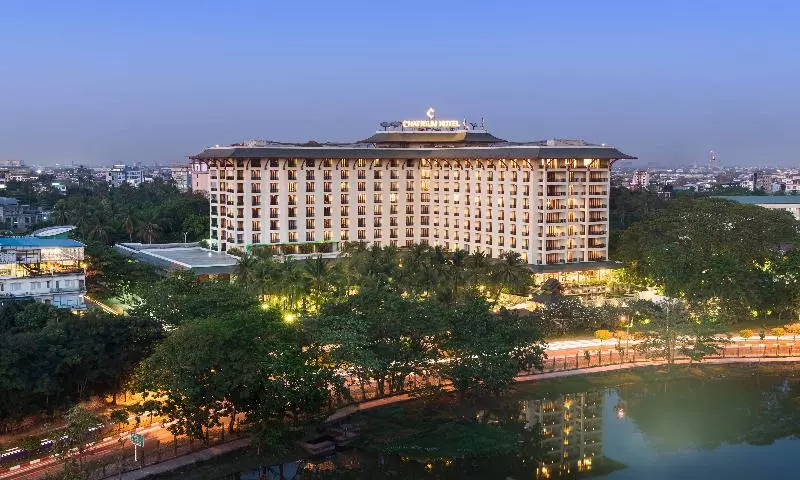هتل Chatrium Royal Lake Yangon