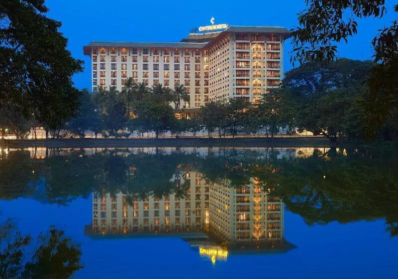 هتل Chatrium Royal Lake Yangon