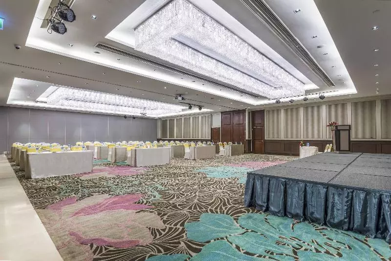 هتل Chatrium Royal Lake Yangon