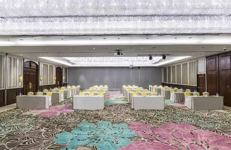 هتل Chatrium Royal Lake Yangon