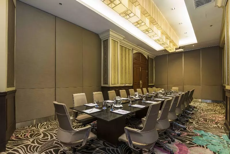 هتل Chatrium Royal Lake Yangon